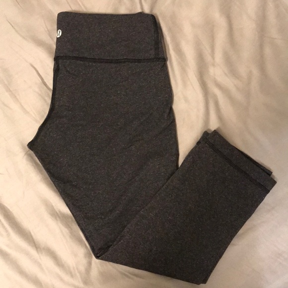 lululemon athletica Pants - ‼️price drop‼️Lululemon Gray/Blk Crop Pants • Sz 6